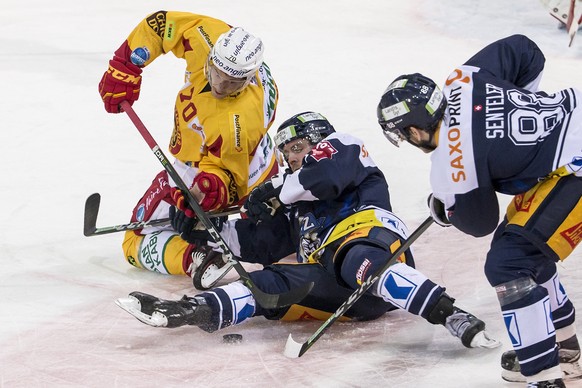 Langnaus Yannick Blaser, links, im Spiel gegen Zugs Nolan Diem, Mitte, und Zugs Sven Senteler, rechts, beim Eishockeyspiel der National League zwischen dem EV Zug und den SCL Tigers, am Freitag, 20. O ...