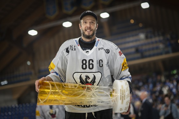 Julien Sprunger (HCFG) feiert mit dem Pokal den Meistertitel nach dem Sieg gegen Davos in der Verlaengerung im siebten Eishockey Playoff Finalspiel der National League zwischen HC Davos (HCD) und HC F ...