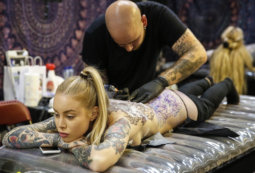 epa06181301 A tattoo artist tattooing during the 5th edition of the &#039; Toxcit&#039;ink&#039; tattoo convention in Liege, Belgium, 03 September 2017. About 200 tattoo artist are present during the  ...