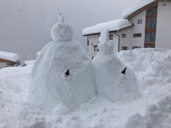 *** USER WILL ANONYM BLEIBEN ***
haufenweise schnee uns nichts zu tun. Also bauten wir riesenschneemÃ¤nnerð
Von: McMasi