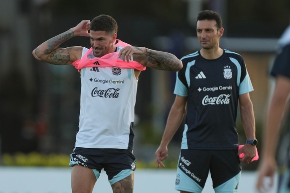 Argentina's Rodrigo De Paul, , left, and coach Lionel Scaloni attends a training session ahead of an international friendly match against Mauritania, at the Argentina Soccer Association in Buenos ...