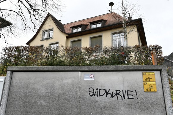 Gebaeude mit Sporthalle in Zuerich-Leimbach, am Dienstag, 28. November 2017. Rund 20 bis 30 vermummte FCZ-Anhaenger stuermten am Montagabend die Sporthalle und attackierten rund ein Dutzend GC-Fans, d ...