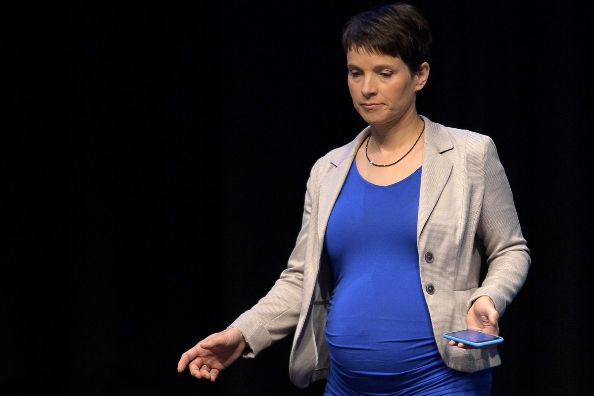 epa05922624 Frauke Petry, head of Germany's right-wing populist Alternative for Germany (AfD) party, attends the 'Alternative for Germany' (AfD) party conference in Cologne, Germany, 23 ...