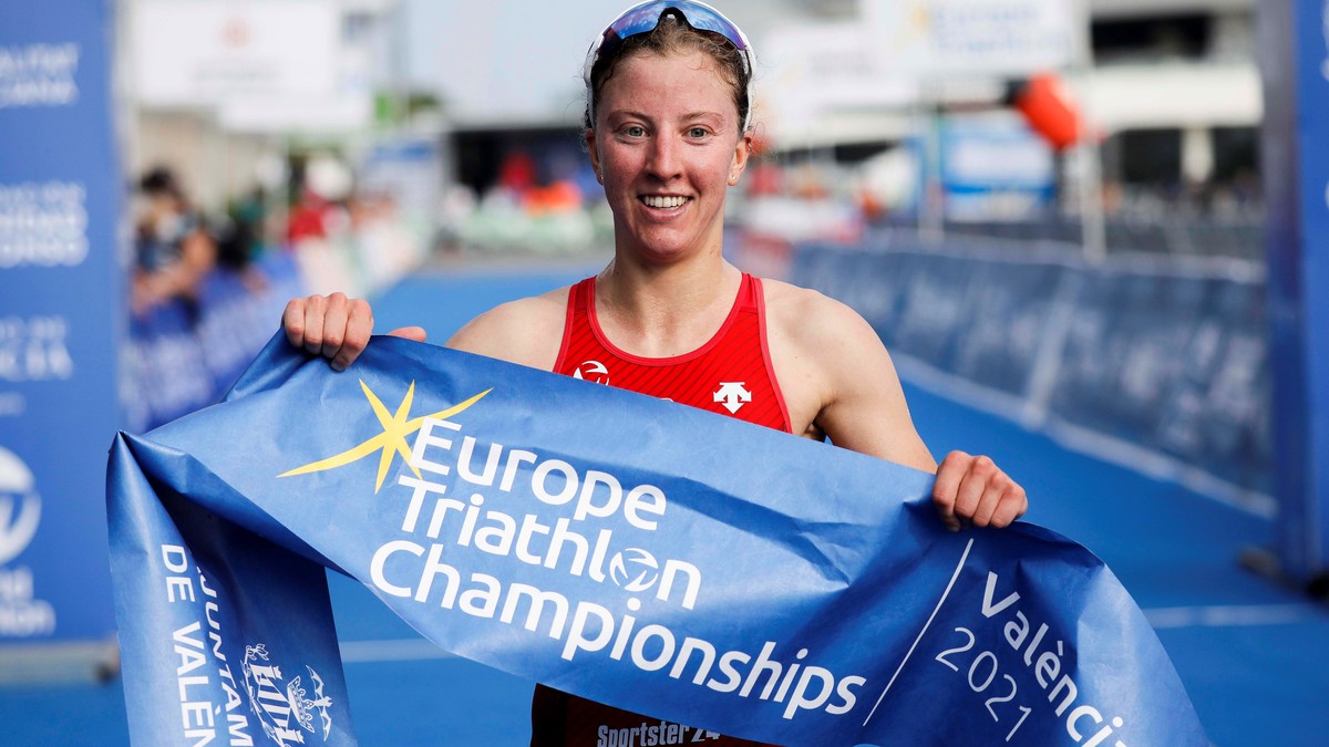epa09487885 Swiss triathlete Julie Derron celebrates after winning the Elite women race of the 2021 Europe Triathlon Championships at La Marina in Valencia, eastern Spain, 25 September 2021. EPA/Ana E ...