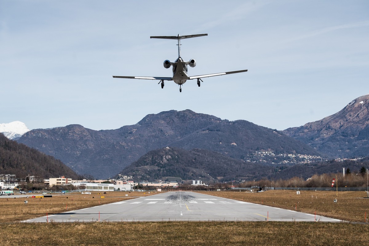 Landeanflug eines Kleinflugzeuges auf den Flughafen Lugano-Agno, am Donnerstag, 30. Januar 2020, in Agno. Der Flughafen Lugano-Agno ist zurzeit nur noch mit Privatfluegen aktiv und nicht mehr im Linie ...