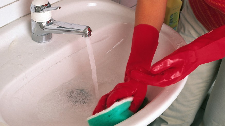 [Stockbild] Housework. Hausarbeit. Woman. Frau. Bathroom. Badezimmer. Lavabo. Waschbecken. Clean. Grooming. Putzen. Sponge. Schwamm. (KEYSTONE/Ayse Yavas) === , === : DIA, Nr. 156977]