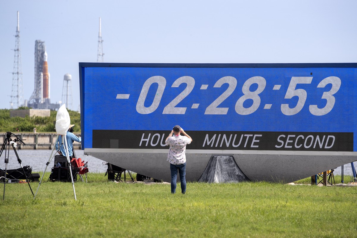 epa10157536 The countdown clock of the SLS rocket with an Orion capsule, part of the Artemis 1 mission, ahead of the second launch attempt at the pad 39B in the Kennedy Space Center in Merrit Island,  ...