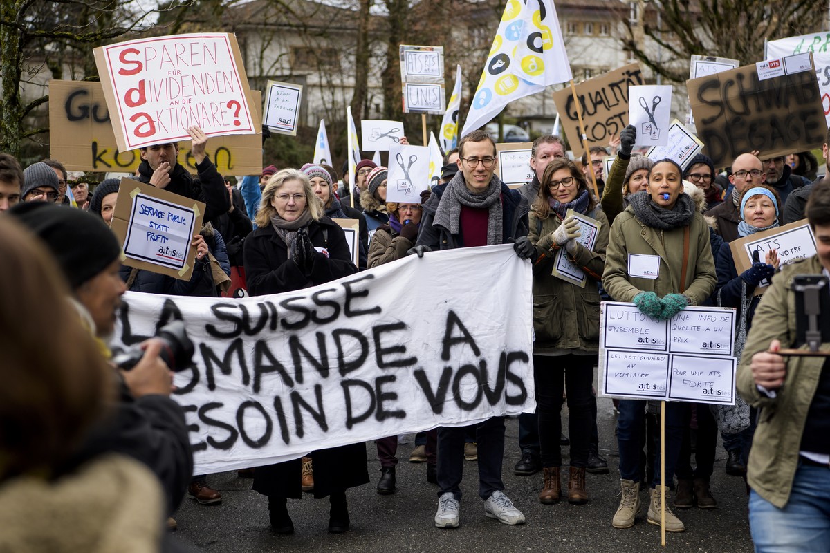 Des personnes et des journalistes manifestent en soutien du personnel de l'Agence telegraphique suisse (ATS-SDA) lors du troisieme jours de greve ce jeudi 1 fevrier 2018 devant la maison de la Ra ...