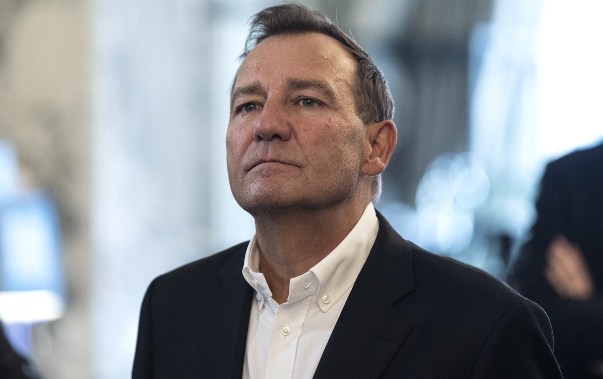 Thomas Matter, Nationalrat SVP-ZH, verfolgt die erste Hochrechnung im Abstimmungsstamm der Befuerworter der eidgenoessischen Volksinitiative "200 Franken sind genug (SRG-Initiative)", am Son ...