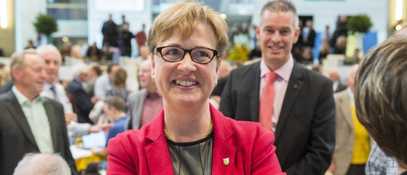 Edith Graf-Litscher, Mitte, SP TG, mit ihrem Ehemann Harry Graf, hinten rechts, waehrend der Wahlfeier an der Kantonsschule in Frauenfeld am Sonntag, 18. Oktober 2015. (KEYSTONE/Dominic Steinmann)