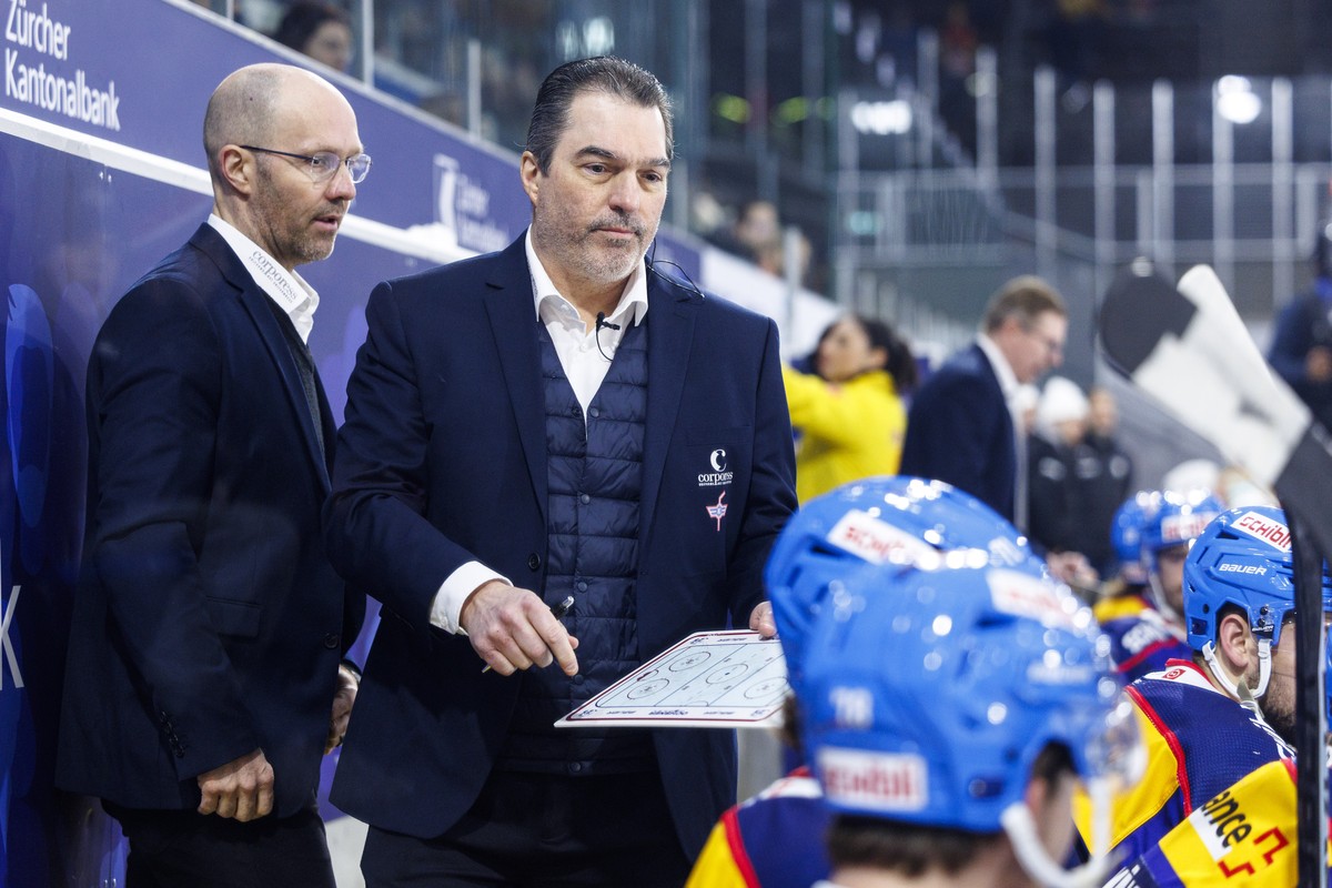 EHC Kloten Assistenztrainer Kimmo Rintanen und Sportchef und Cheftrainer Larry Mitchell waehrend dem Eishockey-Meisterschaftsspiel der National League zwischen den Teams EHC Kloten und SCL Tigers am F ...