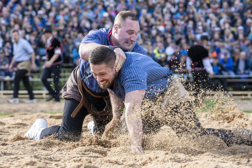 Joel Wicki, hinten, und Fabian Staudenmann, vorne, im 1. Gang beim 104. Ob- und Nidwaldner Kantonal Schwingfest am Samstag, 18. Mai 2024 in Lungern. (KEYSTONE/Urs Flueeler19