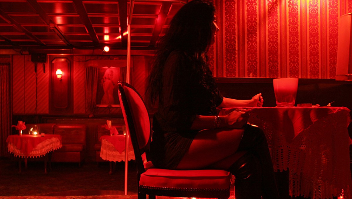 Archivbild vom 11. Maerz 2008 zeigt eine Prostituierte im Bordell 'Luxor' in Hamburg St. Pauli. Nach 60 Jahren muss das aelteste Hamburger Bordell schliessen. Das "Hotel Luxor" in  ...