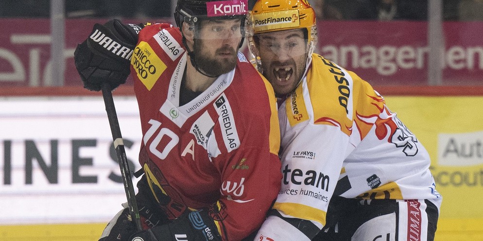 Tristan Scherwey im Duell gegen den Ajoie-Topscorer Philip-Michael Devos.