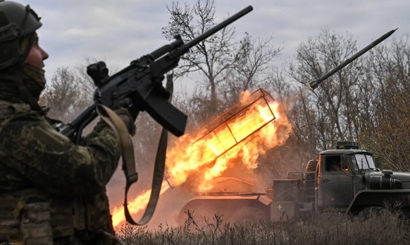 Russische Truppen feuern in Richtung der ukrainischen Stadt Pokrowsk.