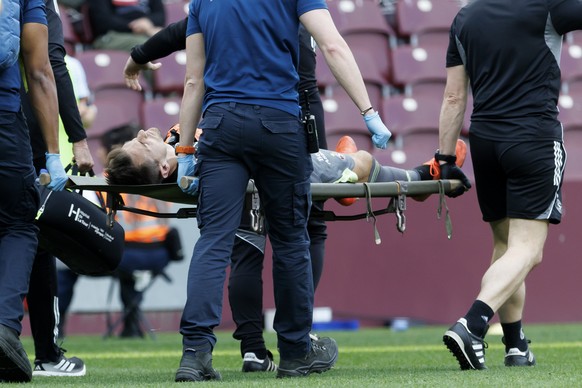 Le gardien Joel Mall (SFC) sort blesse sur une civiere lors de la rencontre de football de Swiss Super League entre le Servette FC, SFC, et le Luzern, FCL, ce lundi 6 avril 2026 au Stade de Geneve a G ...