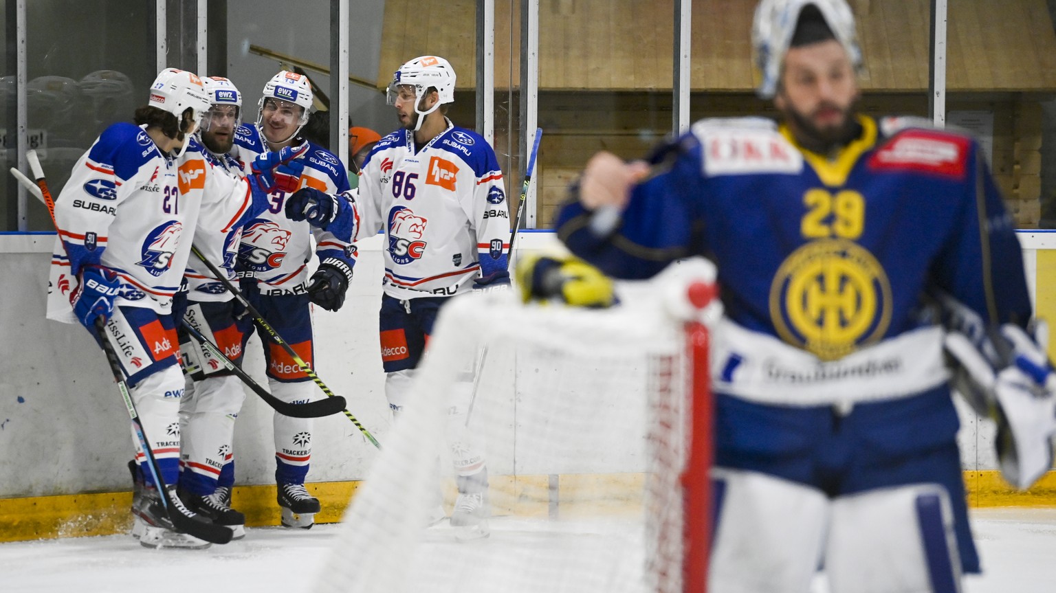 Die Zuercher bejubeln das 2-2 durch Zuerichs Justin Sigrist, zweiter von rechts, waehrend einem Vorbereitungsspiel der National League, zwischen dem HC Davos und den ZSC Lions, am Freitag, 25. Septemb ...