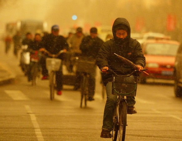 In Shenyang leben rund 4,5 Millionen Menschen. Hier während eines Sandsturms im März 2006