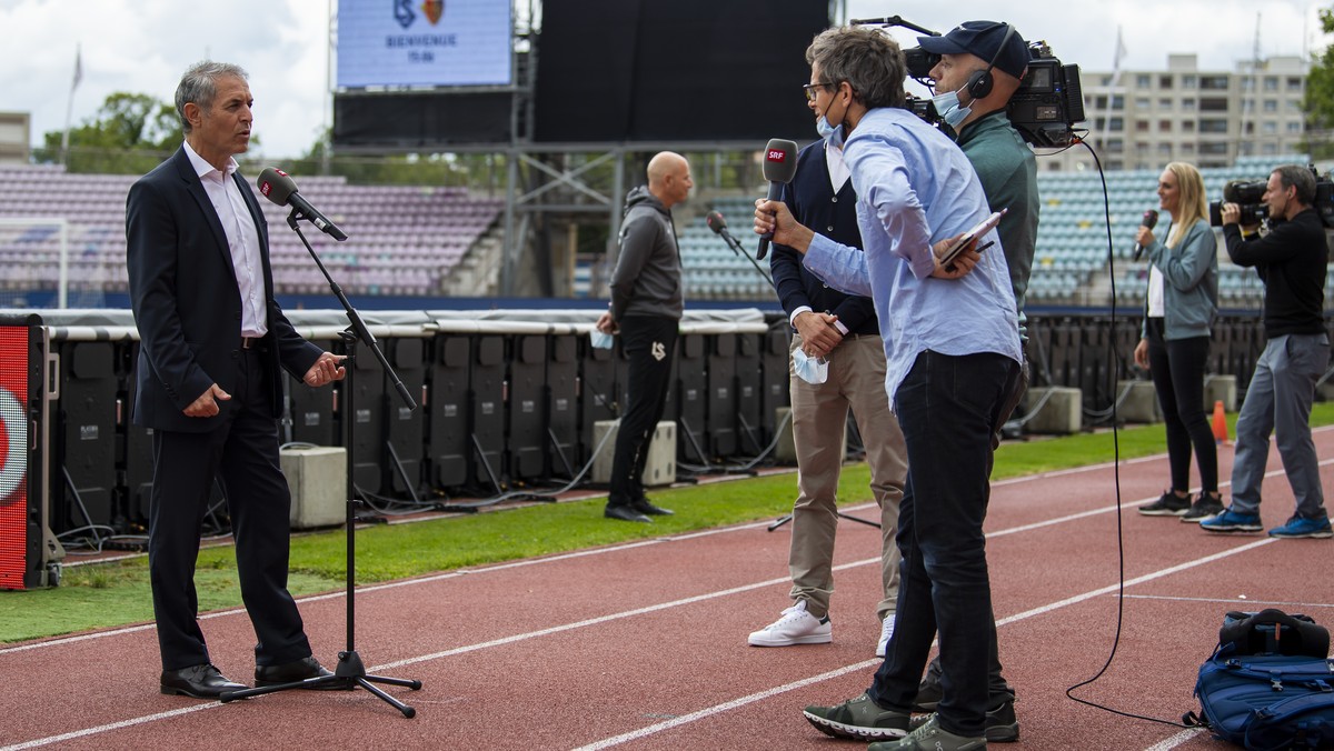 L?entraineur du FC Basel Marcel Koller, parle avec la television SRF lors du quart de final de la Coupe de Suisse de football entre le FC Lausanne-Sport, LS et le FC Basel 1893 le dimanche 14 juin 202 ...