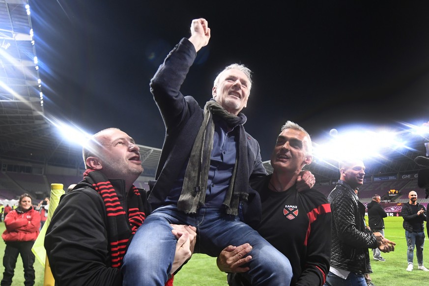 L&#039;entraineur Michel Decastel, centre, celebre la promotion en Super League apres la rencontre de football de Challenge League entre le Neuchatel Xamax FCS et Servette FC ce lundi 23 avril 2018 au ...