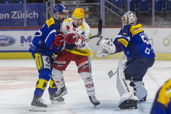 EHC Kloten Verteidiger Matteo Nodari, links, und Torhueter Juha Metsola gegen SC Rapperswil-Jona Lakers PostFinance Top Scorer Dominic Lammer waehrend dem Eishockey-Meisterschaftsspiel der National Le ...