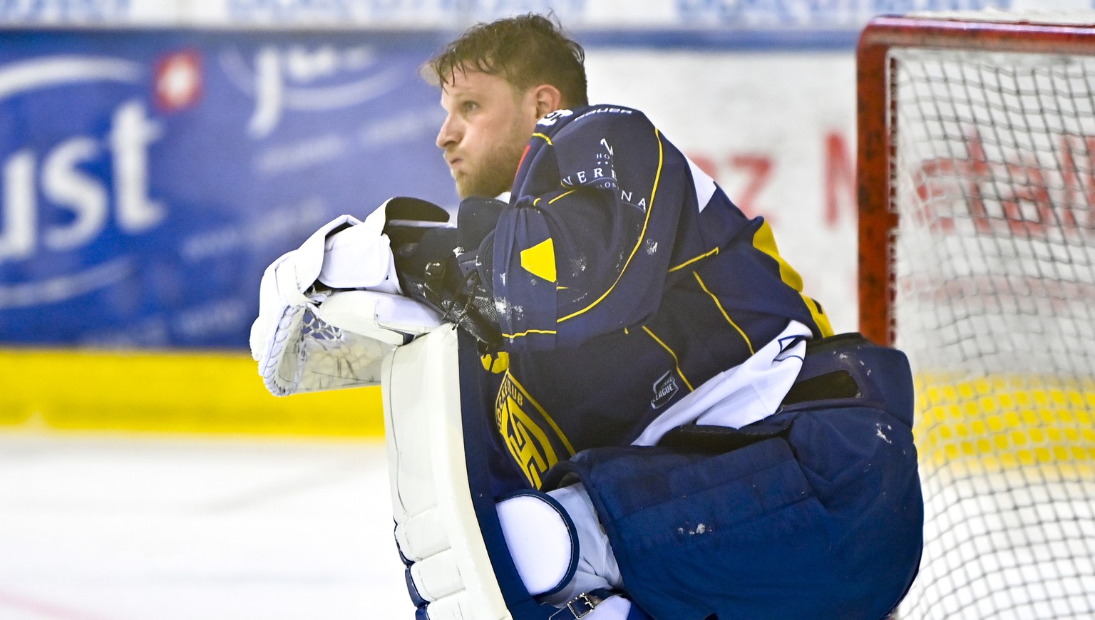 Der Davoser Torhueter Robert Mayer macht dicke Backen und kniet nach seinem siebten erhaltenen Treffer zum 2:7 am Boden, im Eishockey-Qualifikationsspiel der National League zwischen dem HC Davos und  ...