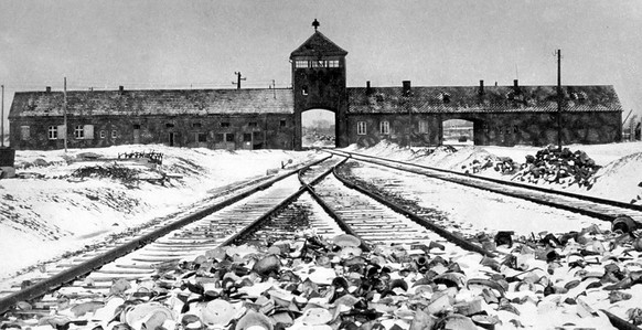 Photo taken in January 1945 just after the liberation of the Nazi concentration camp Oswiecim (Auschwitz) shows a general view of the so-called 'Gate of Death'.  (KEYSTONE/AP/CAF PAP/Str)