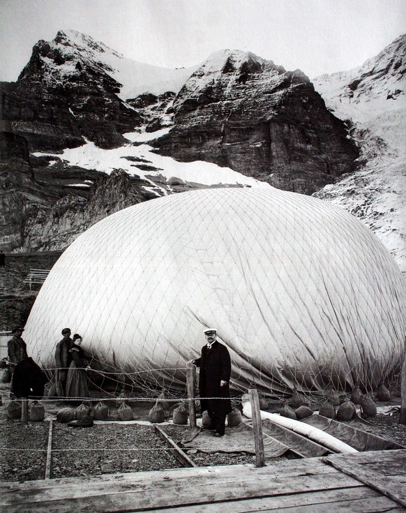 Eduard Spelterini vor dem Ballon Stella anno 1904. Die Aufnahme wurde an der Station Eiergletscher auf der Kleinen Scheidegg am Fuss von Eiger, Mönch und Jungfrau gemacht.&nbsp;