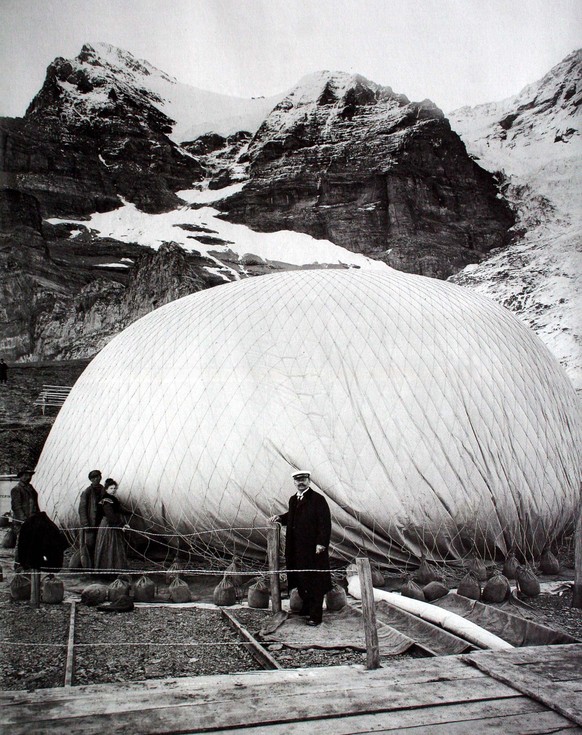 Das ist Eduard Spelterini vor seinem Ballon «Stella», 1907. Der Schweizer Luftfahrtpionier zeigte seinen Landsleuten ihre Welt erstmals aus der Vogelperspektive.