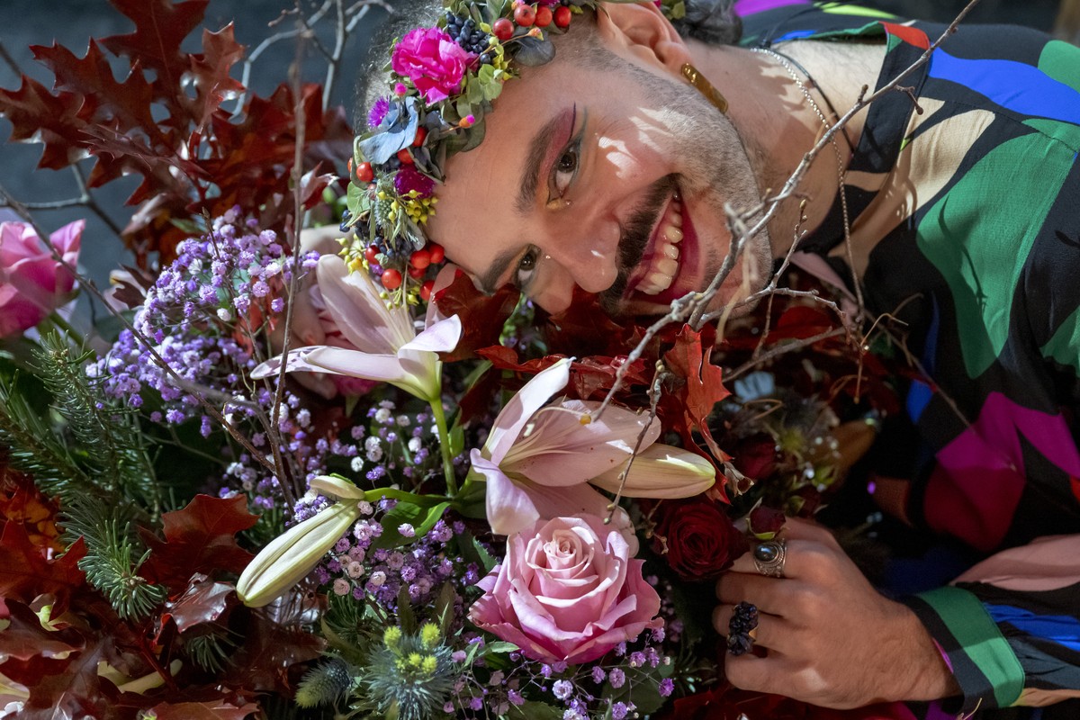 Kim de l'Horizon gewinnt mit Blutbuch den Schweizer Buchpreis 2022 und posiert mit Blumen auf der Buehne nach der Presiverleihung in Basel, am Sonntag, 20. November 2022. (KEYSTONE/Georgios Kefal ...