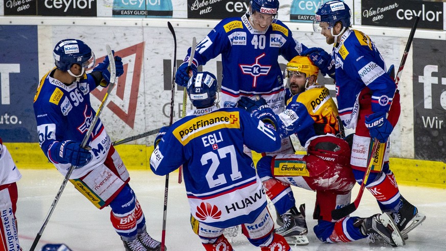 EHC Kloten Stuermer Denis Hollenstein, gelber Helm, feiert seinen Treffer zum 3-2 in der dritten Verlaengerung mit seinen Mitspielern im dritten Eishockey Spiel der Ligaqualifikation der National Leag ...