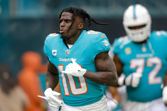 NFL, American Football Herren, USA Green Bay Packers at Miami Dolphins Dec 25, 2022 Miami Gardens, Florida, USA Miami Dolphins wide receiver Tyreek Hill 10 takes to the field prior to the game against ...