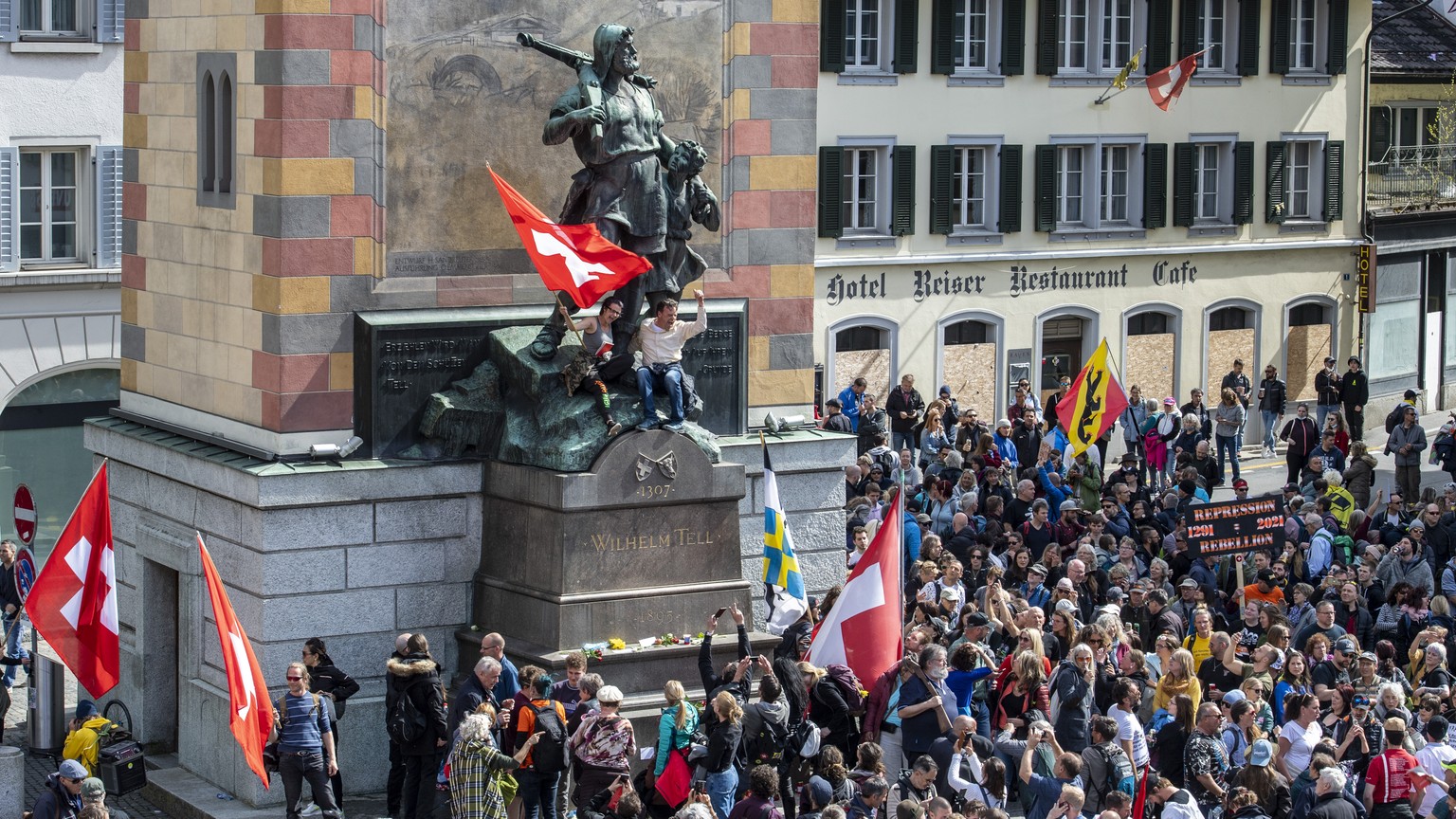 Corona-Skeptiker vor dem Tell Denkmal in Altdorf bei einem nicht bewilligten Demonstrationsumzug gegen die Corona-Massnahmen und Maskenpflicht, am Samstag, 10. April 2021, in Altdorf. (KEYSTONE/Urs Fl ...