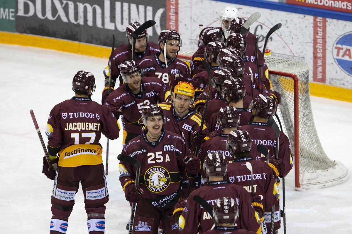 Geneve-Servette's players celebrate after winning against Lakers team, during a National League regular season game of the Swiss Championship between Geneve-Servette HC and RC Rapperswil-Jona Lak ...