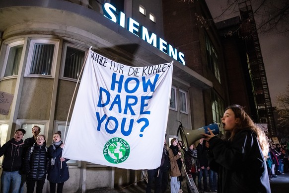 epaselect epa08125408 Fridays For Future activists holding a placard reading &#039;How dare you?&#039; protest in front of the Siemens AG gas turbine plant in Berlin, Germany, 13 January 2020. The env ...