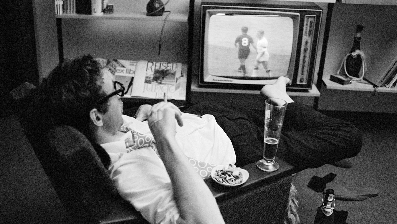 Ein Mann schaut im Fernsehen ein Fussballspiel der Weltmeisterschaft in Mexiko, aufgenommen im Juni 1970 (KEYSTONE/Str)