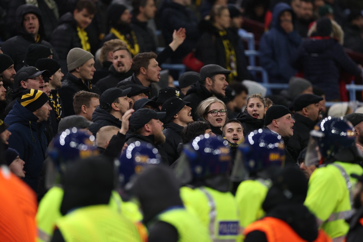 epa12553606 Riot police look on as fans of Young Boys react during the UEFA Europa League league phase match between Aston Villa and BSC Young Boys in Birmingham, Britain, 27 November 2025. EPA/ADAM V ...
