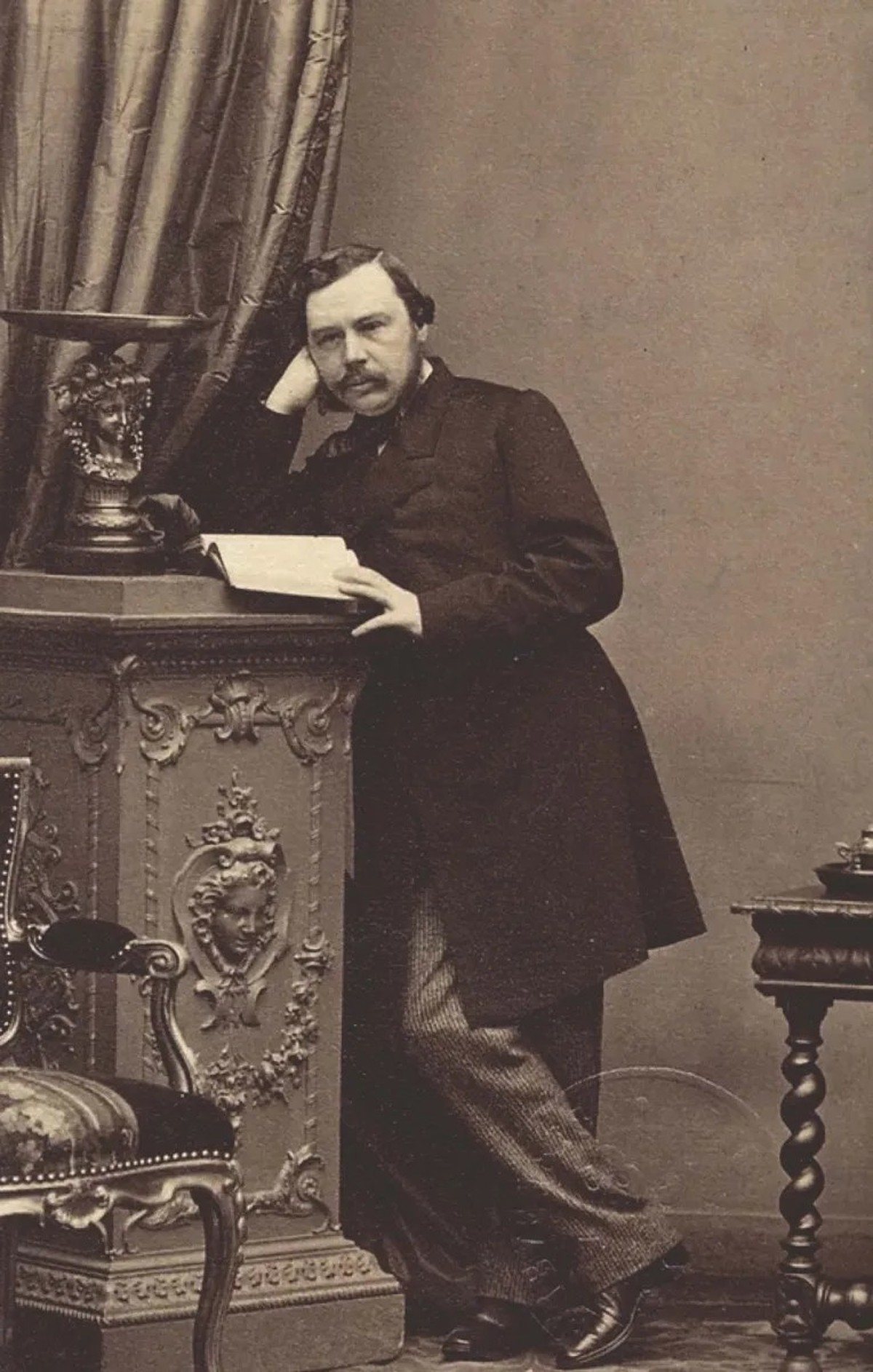 À l’été 1864, Arthur Chenevière ravit à James Fazy son siège au Conseil d’État genevois, avec une courte avance. Portrait de Chenevière vers 1870.
https://www.bge-geneve.ch/iconographie/oeuvre/rig-005 ...