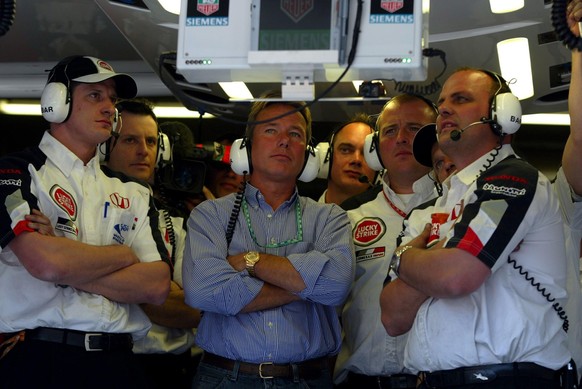 Jacques Villeneuve s Manager Craig Pollock (GBR) and the BAR mechanics watch qualifying. Formula One World Championship, WM, Weltmeisterschaft Rd6, Austrian Grand Prix, A1-Ring, Austria, 17 May 2003.  ...