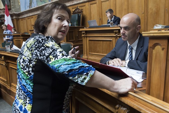 Bundesrat Alain Berset und Christine Egerszegi (FDP/AG), von rechts, unterhalten sich waehrend der Debatte zur Aufsicht ueber die soziale Krankenversicherung am Dienstag, 9. September 2014 im National ...