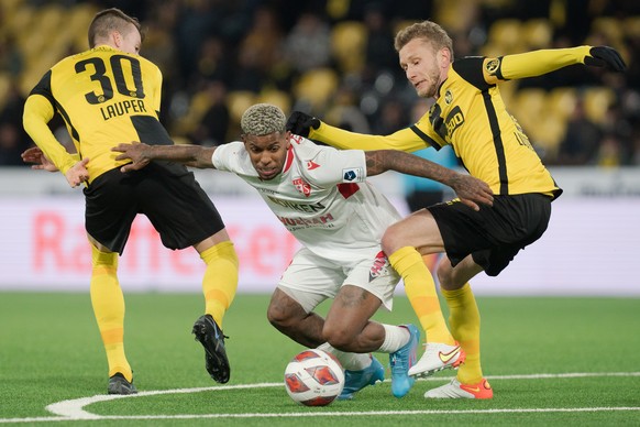 Sions David Wesley, Mitte, gegen YBs Fabian Lustenberger, rechts, im Fussball Meisterschaftsspiel der Super League zwischen den Berner Young Boys und dem FC Sion, fotografiert am 26. Februar 2022 im S ...