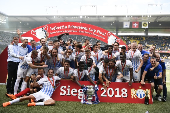 Zuerichs Spieler und Staff feiern ihren Sieg im Schweizer Fussball Cupfinalspiel zwischen den Berner Young Boys und dem FC Zuerich, am Sonntag 27. Mai 2018, im Stade de Suisse in Bern. (KEYSTONE/Antho ...