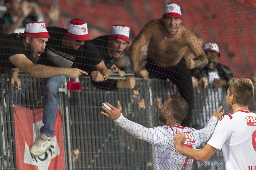 Le milieu valaisan Pajtim Kasami, deuxieme depuis la droite, et l&#039;attaquant valaisan Roberts Uldrikis, droite, celebrent le 3 a 1 avec les supporters lors de la rencontre de football de Super Lea ...