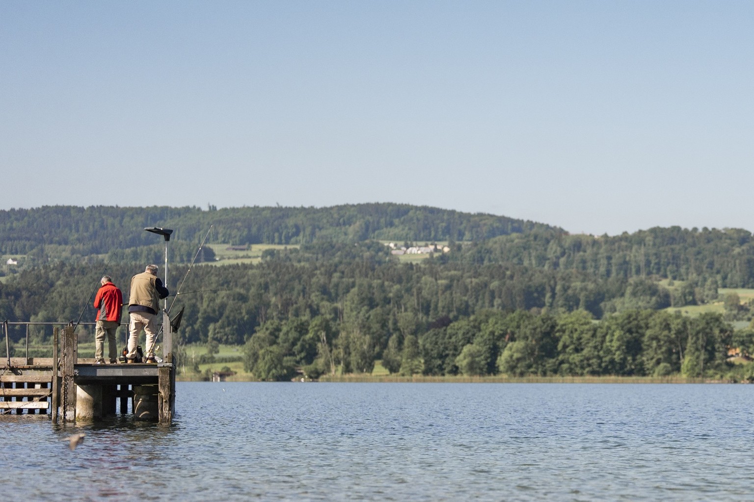 Angler am Greifensee in Uster, aufgenommen am Mittwoch, 14. Mai 2025 in Uster. (KEYSTONE/Til Buergy)