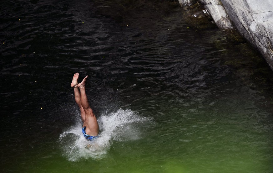 A cliff diver touches the water after his dive from the cliffs of Ponte Brolla in the Maggia valley in the south of Switzerland at the European Cliff Diving Championships, Saturday, July 24, 2010. (KE ...