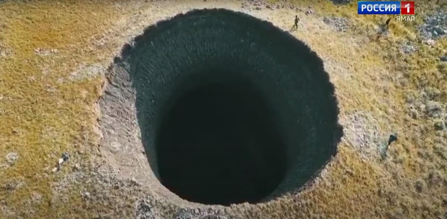 Luftaufnahmen zeigen den erstaunlich runden Explosionskrater.