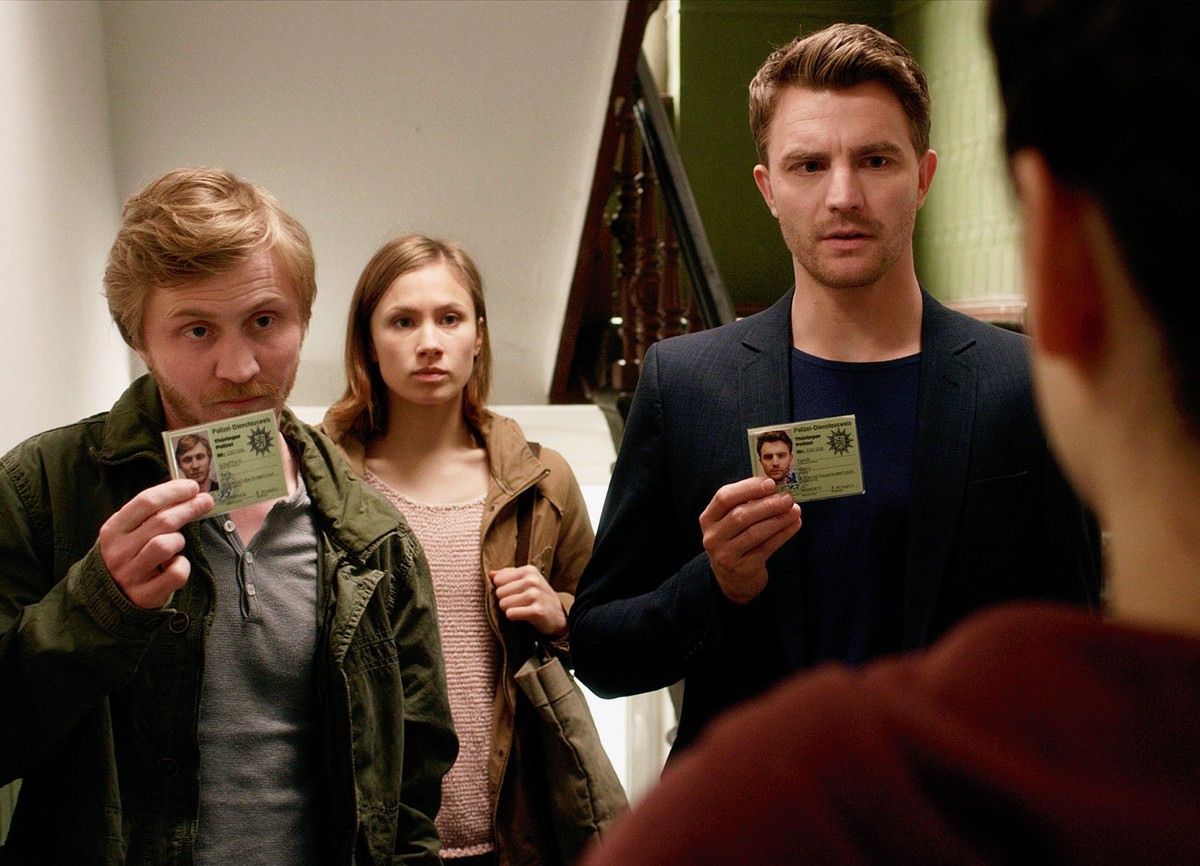 Tatort - Kalter EngelDie Polizei steht vor der TÃ¼r: Benjamin Kramme als Oberkommissar Maik Schaffert, Alina Levshin als Polizeipraktikantin Johanna Grewel, Friedrich MÃ¼cke als Hauptkommissar Henry  ...