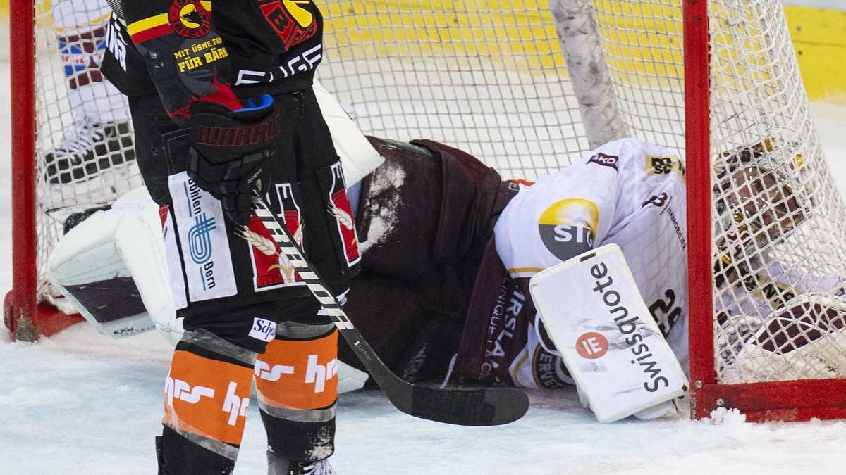PostFinance Top Scorer Austin Czarnik (SCB), Marco Lehmann (SCB) und Victor Ejdsell (SCB), von links, feiern den Treffer zum 4-1 im Eishockey Spiel der National League zwischen dem SC Bern und Geneve- ...