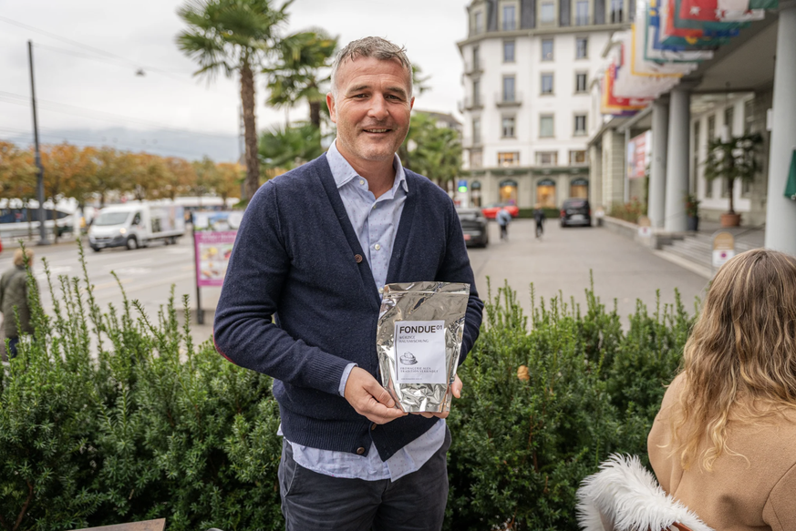 Stolz präsentiert Alex Frei seine Fonduemischung.