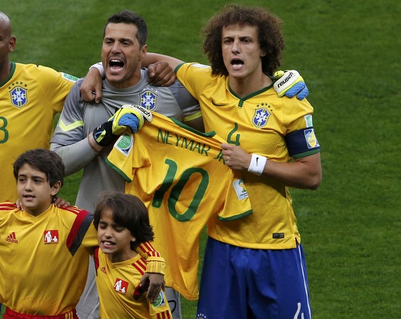 David Luiz und Julio Cesar zeigen vor dem Halbfinal gegen Deutschland das Shirt von Neymar. Sie wollen für den verletzten Superstar rennen und siegen. Die Geste ist nett, aber man taucht 1:7.